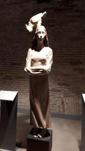 Statua di ragazza con Pappagallo